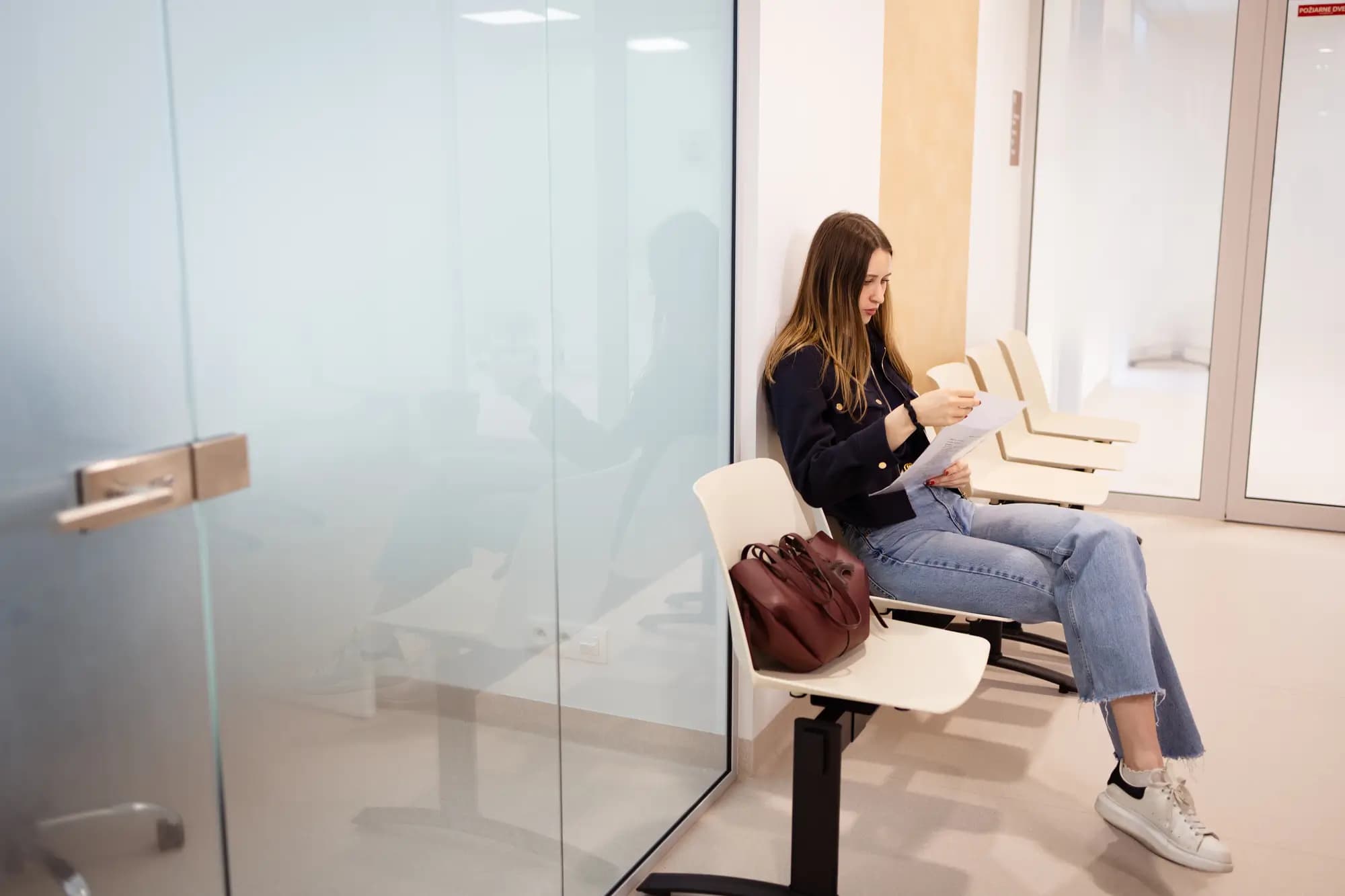 Pacientka v čakacej zóne všeobecnej ambulancie